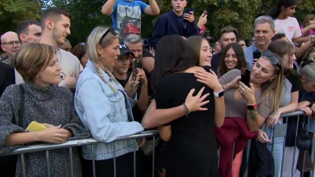 See why a teenager hugged Meghan in England