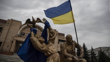 La bandera ucraniana ondea después de que el ejército ucraniano liberara la ciudad de Balakliya, en el sureste de la provincia de Járkiv (Ucrania).