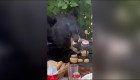 Así fue el momento en el que un oso irrumpió en un cumpleaños