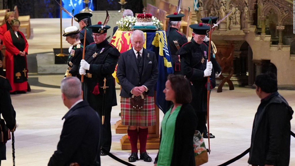 This is the vigil of the royal family at the coffin of Queen Elizabeth II