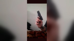 Video muestra al autor del ataque a Cristina Kirchner accionando un arma