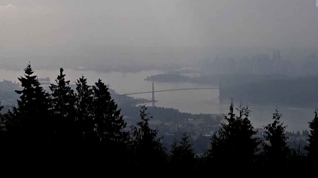 Mira a Vancouver cubierta de humo por los incendios forestales en Canadá
