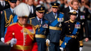Mira a la familia real acompañar el ataúd de la reina Isabel en procesión