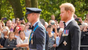 Por qué el príncipe Harry y el príncipe Andrés no portan uniforme militar en funeral de la reina