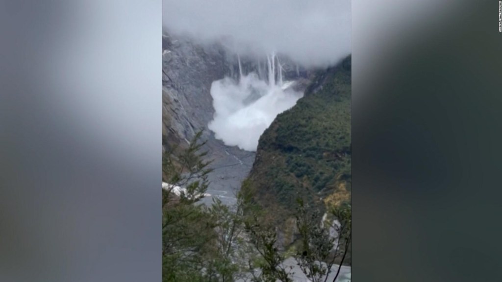 The tense moment when a Chilean glacier collapses on a river