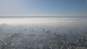 El humo de incendios forestales cubre ciudad en Argentina