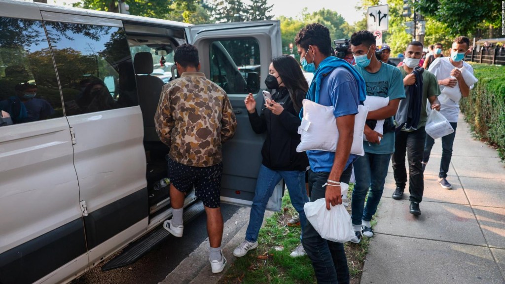 Abbot sends two buses full of immigrants to the residence of Kamala Harris
