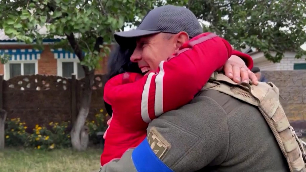 Mira el emotivo reencuentro de un soldado ucraniano con su madre