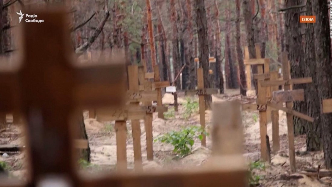 Hallan cadáveres en cementerio de la zona liberada de Járkiv