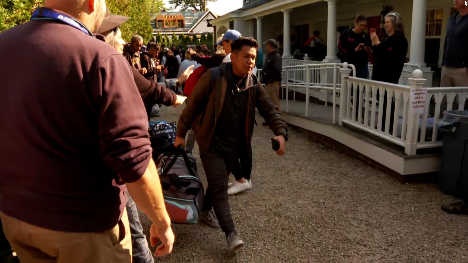 El grupo de inmigrantes enviados a Martha's Vineyard recibe asistencia humanitaria en Cape Cod, Massachusetts