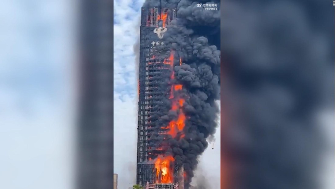 Feroz incendio consume entero un rascacielos de 42 pisos en China
