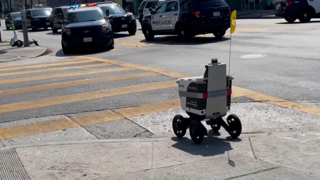 Robot repartidor rueda por la escena del crimen