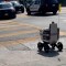 Robot repartidor rueda por la escena del crimen