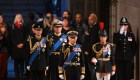 El príncipe Andrés usa uniforme militar en la vigilia de Isabel II