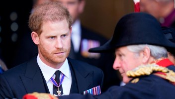Por petición del rey, el príncipe Harry podrá usar su uniforme militar