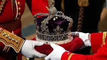 ¿Qué representa la corona de Isabel II?