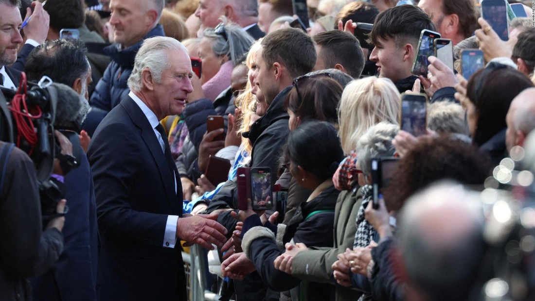 El rey Carlos y el príncipe Willam sorprenden a la gente en la fila para ver el féretro la reina