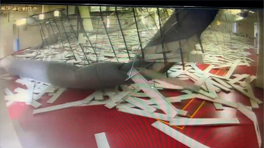 Así se desmoronó el techo de un gimnasio con gente adentro en Taiwán
