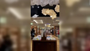 Clientes siguen haciendo sus compras en medio de un terremoto en Taiwán