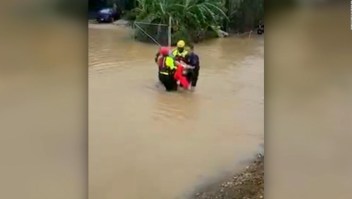 Así rescataron a una mujer de las inundaciones por el huracán Fiona