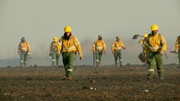 Estos bomberos combaten los incendios que llenan de humo a Rosario