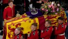Una araña se roba la atención en el funeral de la reina