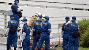 Policías y bomberos japoneses en el lugar de los hechos, cerca de la oficina del primer ministro en Tokio, donde al parecer un hombre se prendió fuego.