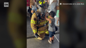 Mira a este niño ciego reconocer a un bombero por primera vez
