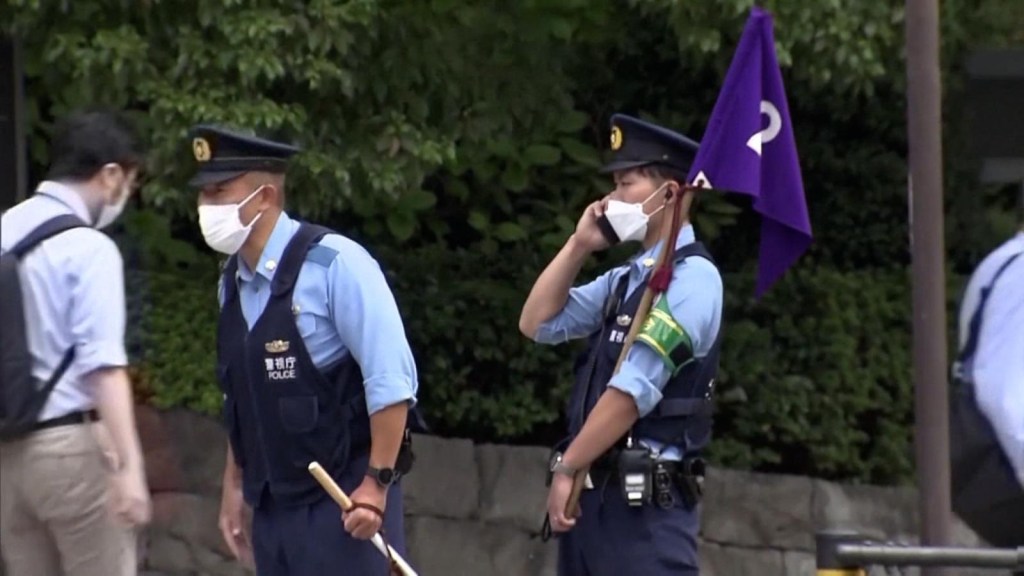 Hombre se prende fuego para protestar por el funeral de Shinzo Abe
