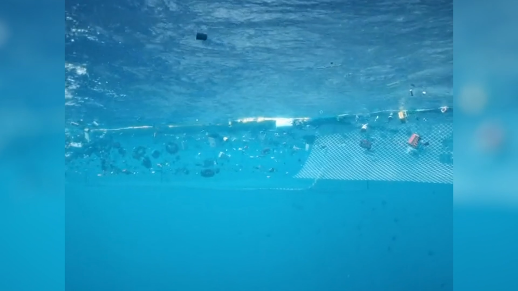 Míralos interceptar una gigantesca losa de plástico en el Océano Pacífico