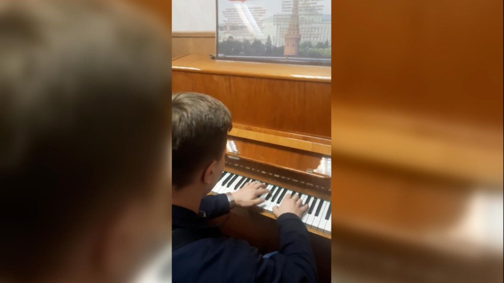 Temui pria yang memainkan piano untuk para tahanan di Rusia