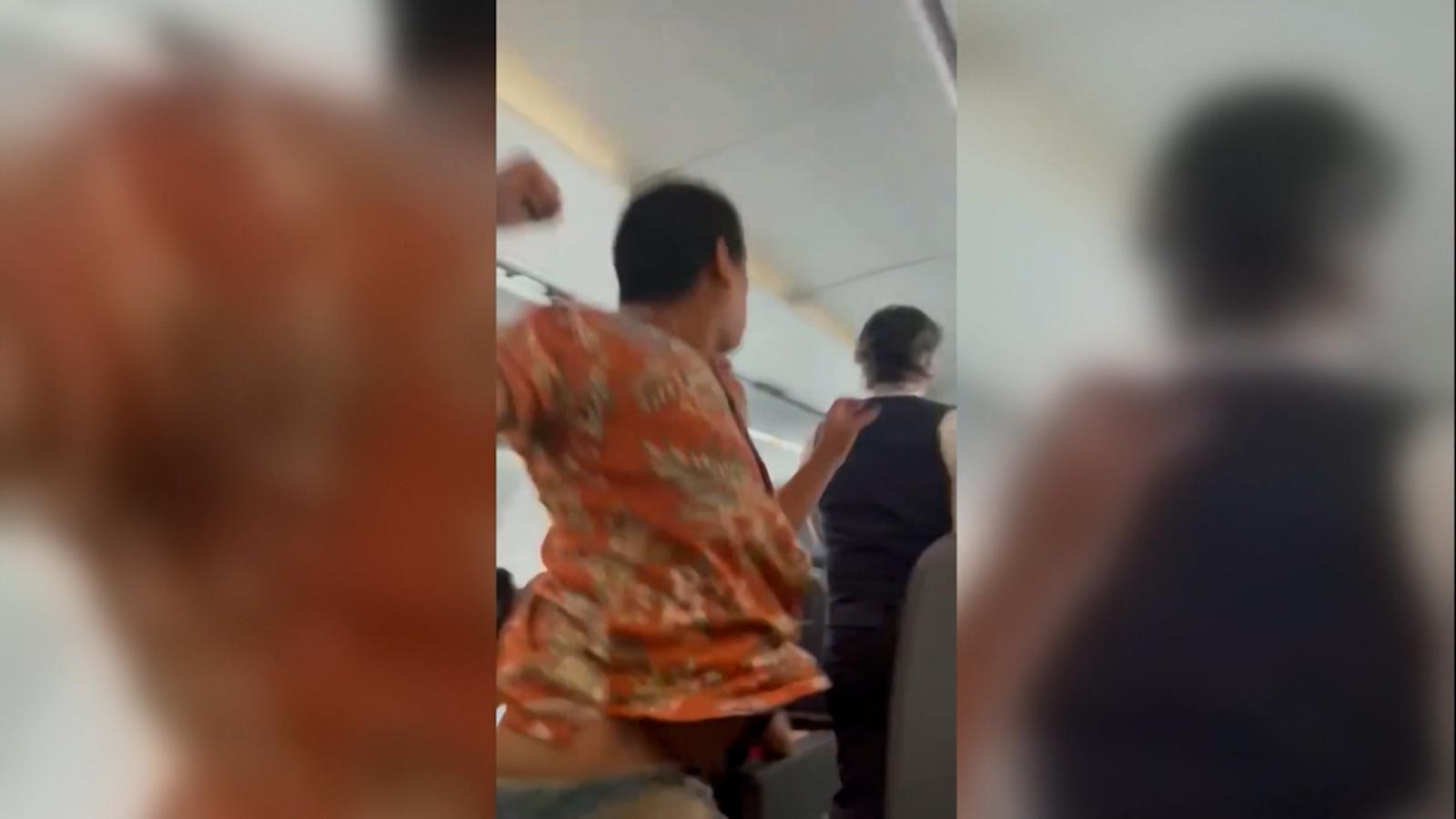 Video records how a passenger attacks an American Airlines flight