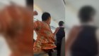Video: un pasajero golpea a una auxiliar de vuelo en la nuca