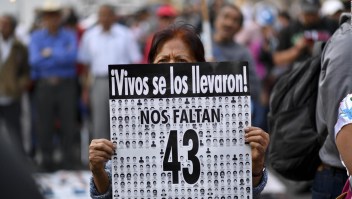 Caso Ayotzinapa: familiares protestan en Fiscalía de México