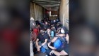 Salvan a 110 migrantes hacinados en un camión