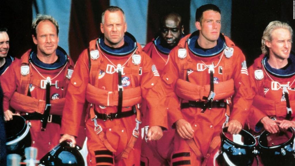 Bruce Willis (en el centro) dirige a un equipo de una plataforma petrolífera, entre los que se encuentra Ben Affleck (segundo por la derecha), para hacer estallar un asteroide antes de que choque con la Tierra en la película de desastres de 1998 "Armageddon".