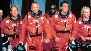 Bruce Willis (en el centro) dirige a un equipo de una plataforma petrolífera, entre los que se encuentra Ben Affleck (segundo por la derecha), para hacer estallar un asteroide antes de que choque con la Tierra en la película de desastres de 1998 "Armageddon".