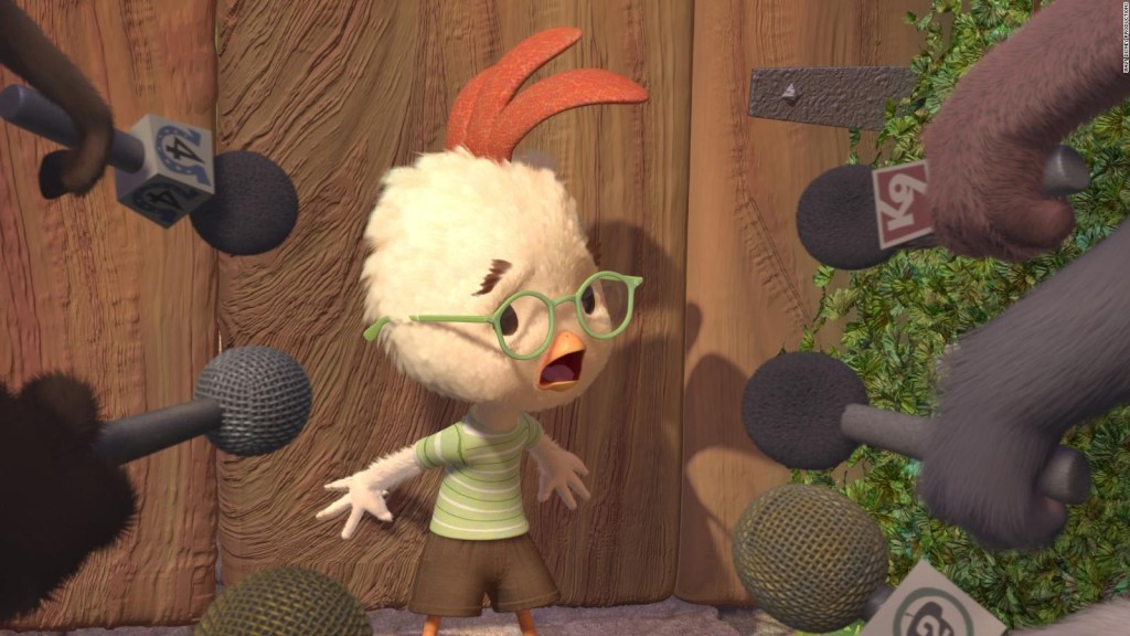 El personaje principal de la película animada de 2005 "Chicken Little" se enfrenta al ridículo tras advertir que el cielo se está cayendo.