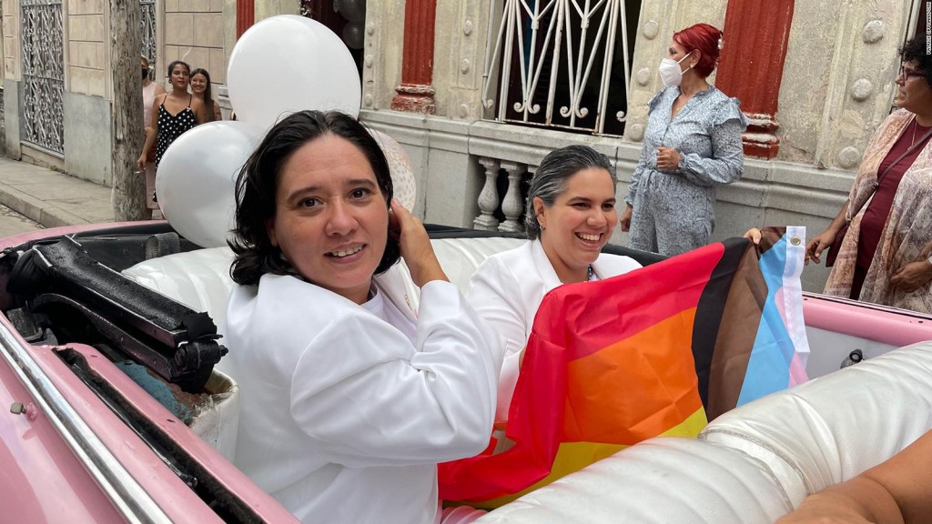 Cubans celebrate the "Yes" to same-sex marriage after referendum