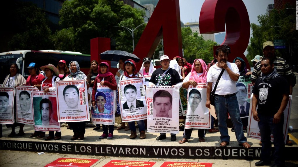 Los abogados militares del caso Ayotzinapa hablan con CNN