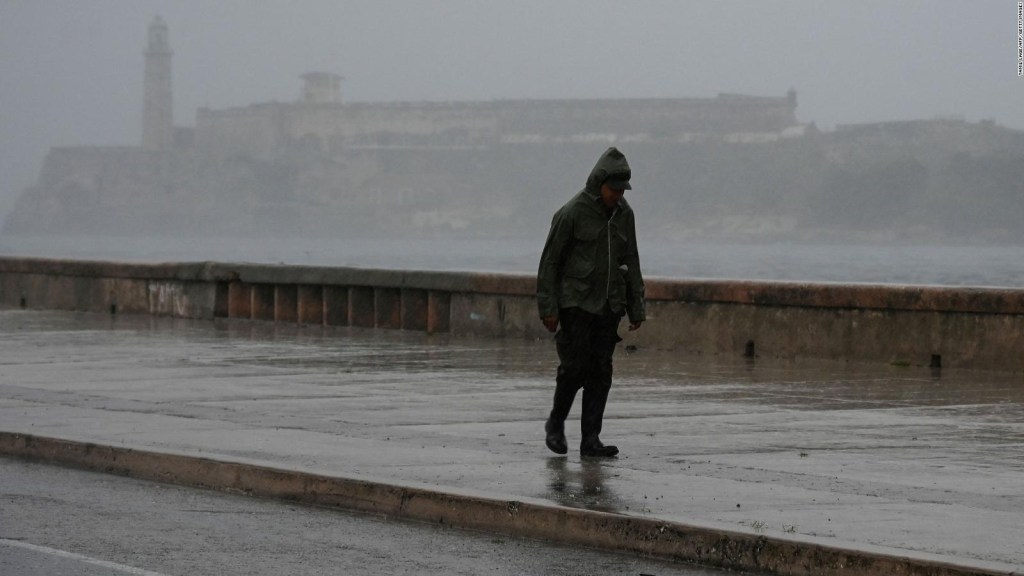 It rains heavily on Ian's way through Havana