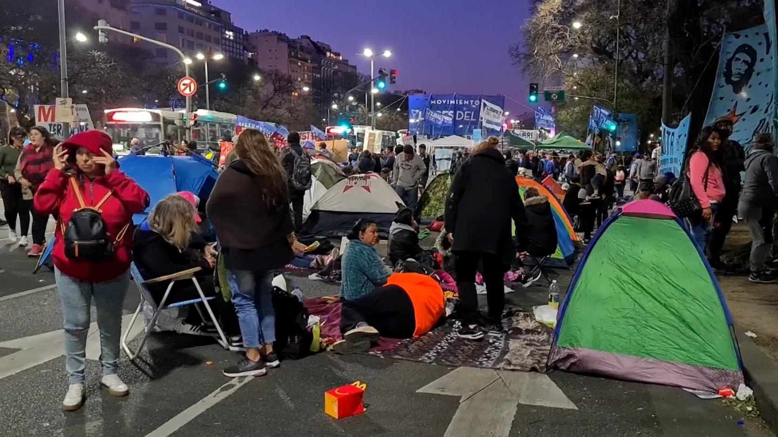 Thousands Of People Spend The Night On The Most Important Avenue In ...