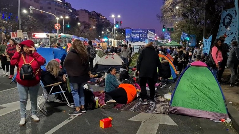 Manifestantes acampan en el centro de Buenos Aires por la crisis económica