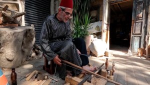 Anciano carpintero sirio conserva técnicas artesanales ancestrales