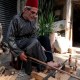 Anciano carpintero sirio conserva técnicas artesanales ancestrales