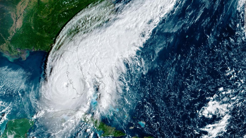 Un meteorologo spiega il percorso dell'uragano Ian in Florida