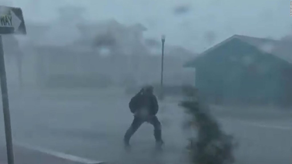 Periodista que cubría el huracán Ian sufre golpe de una rama