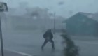 Periodista que cubría el huracán Ian sufre golpe de una rama