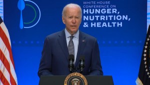 Biden pregunta por una congresista fallecida en agosto