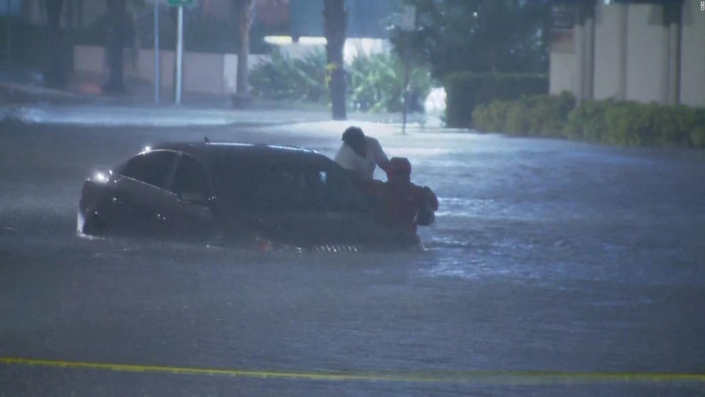 The moment a journalist rescues a woman from a flooded car
